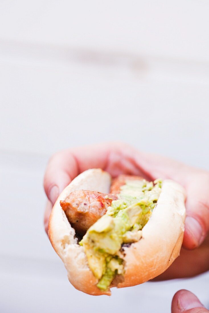 Brötchen mit Bratwurst und Avocado