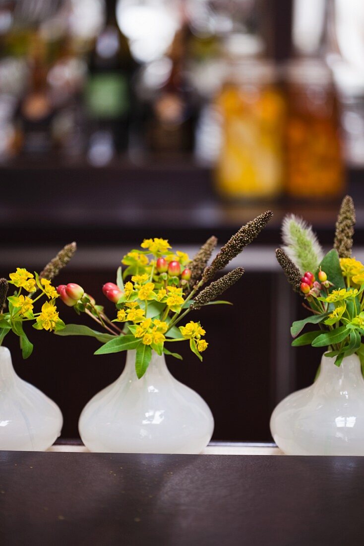 Blumensträusschen als Tischdeko im Restaurant