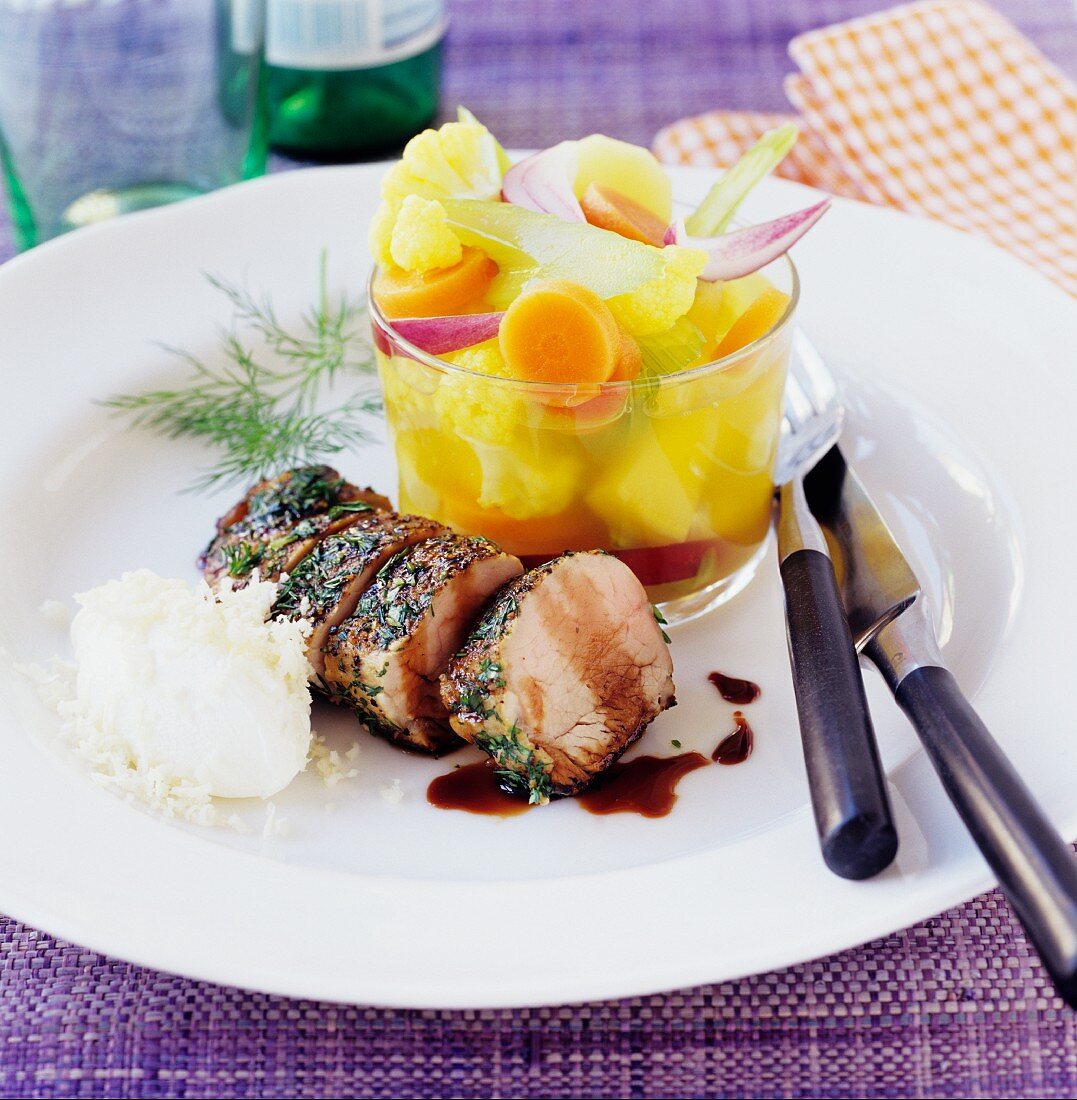 Schweinefilet mit Kräutern und eingelegtem Gemüse