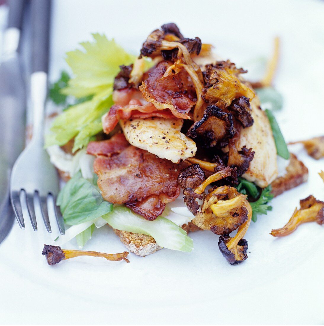 Belegtes Brot mit Hähnchen, Pilzen, Bacon und Staudensellerie