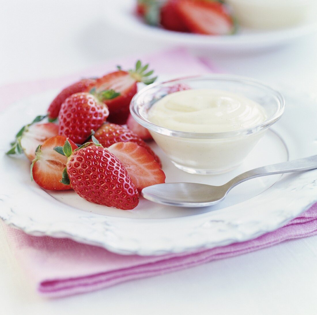 Frische Erdbeeren mit weisser Schokoladencreme