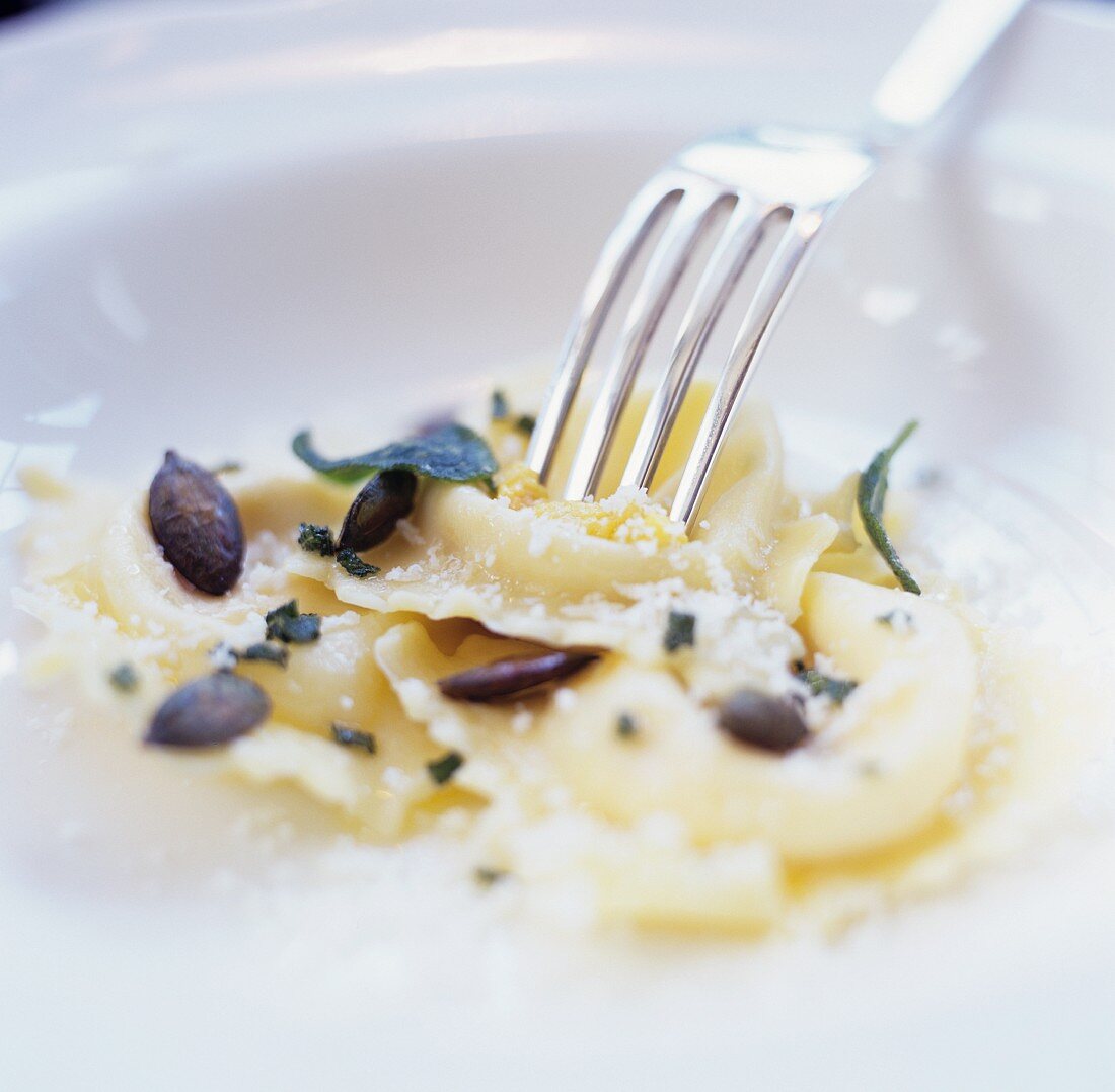 Ravioli mit Kürbiskernen, Salbei und Parmesan