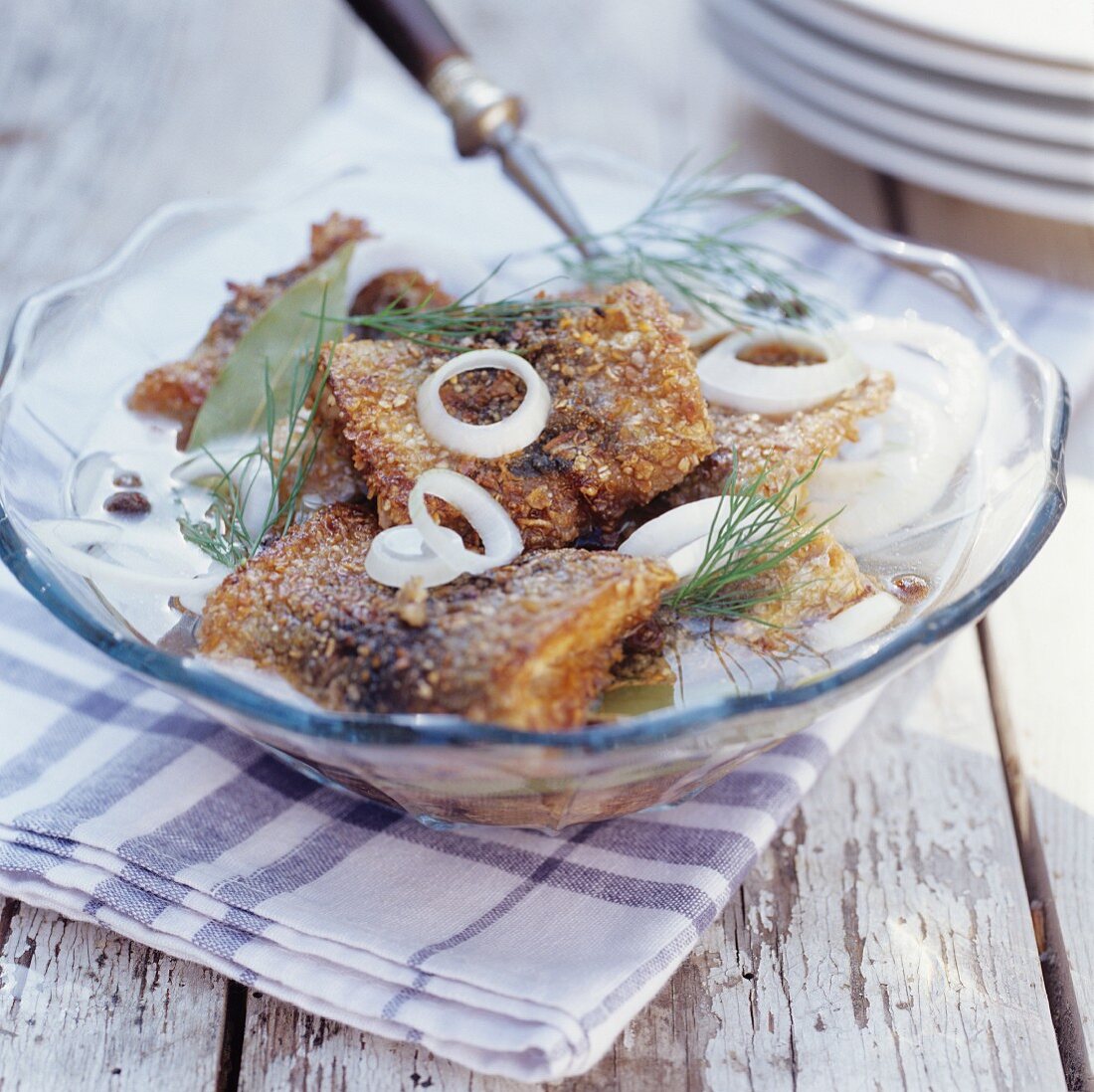 Fried herrings with onions, bay leaf and dill