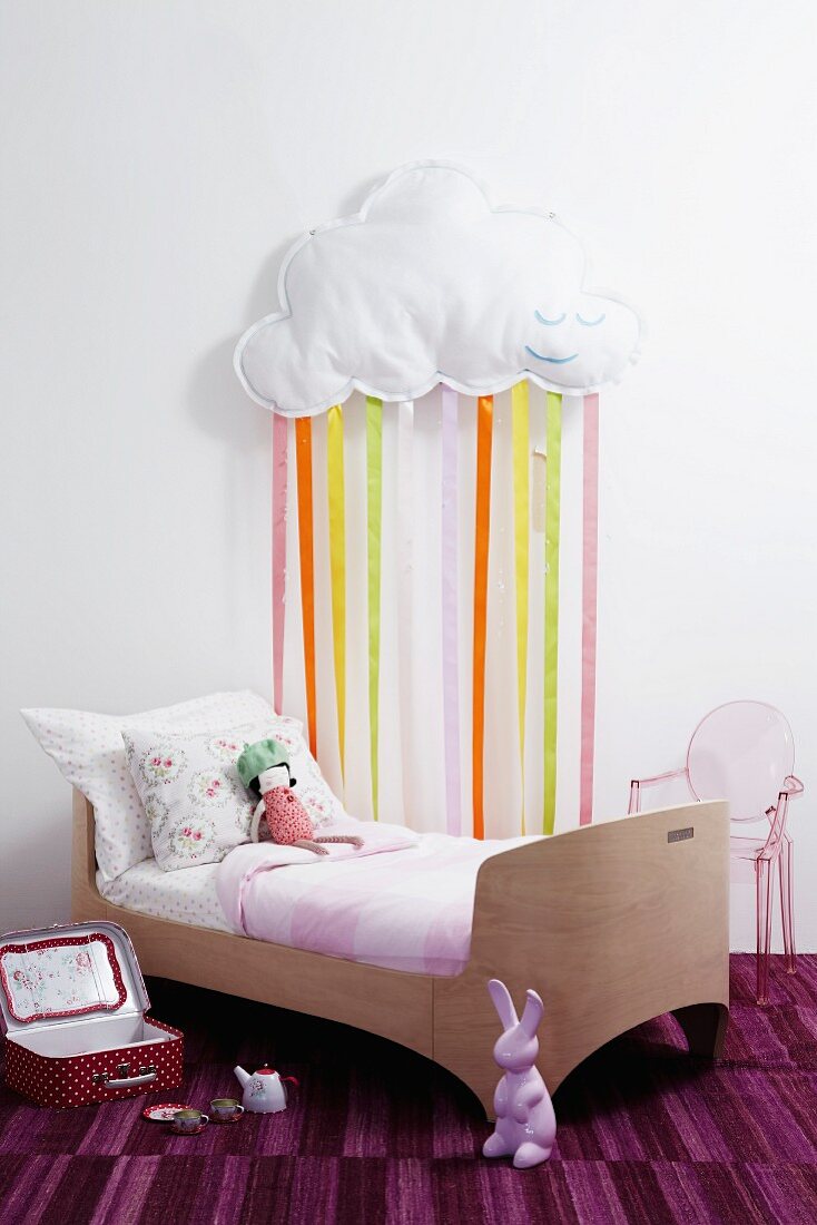 Kinderzimmer mit Kinderbett & Wolke mit Bändern als Wanddeko