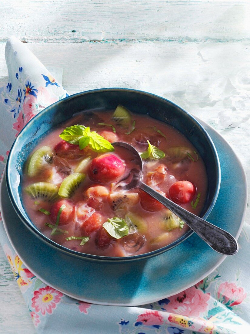 Geeiste Stachelbeer-Minz-Suppe mit Kiwis