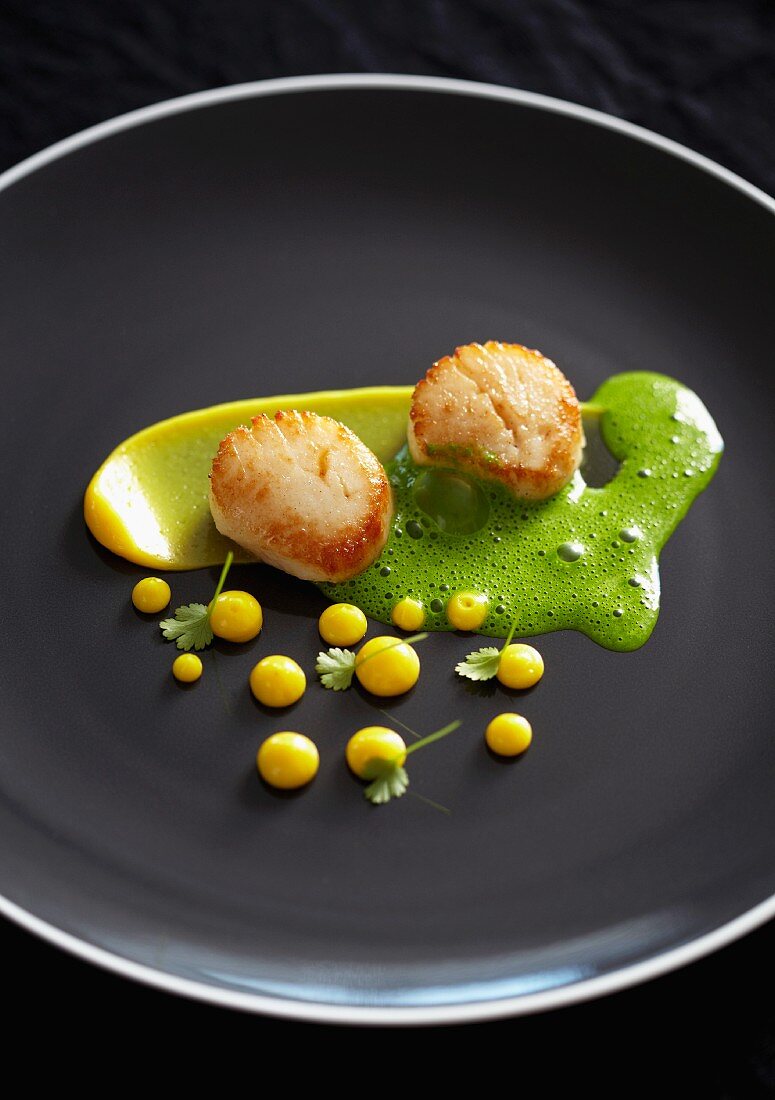 Fried scallops with spinach sauce and curry mayonnaise
