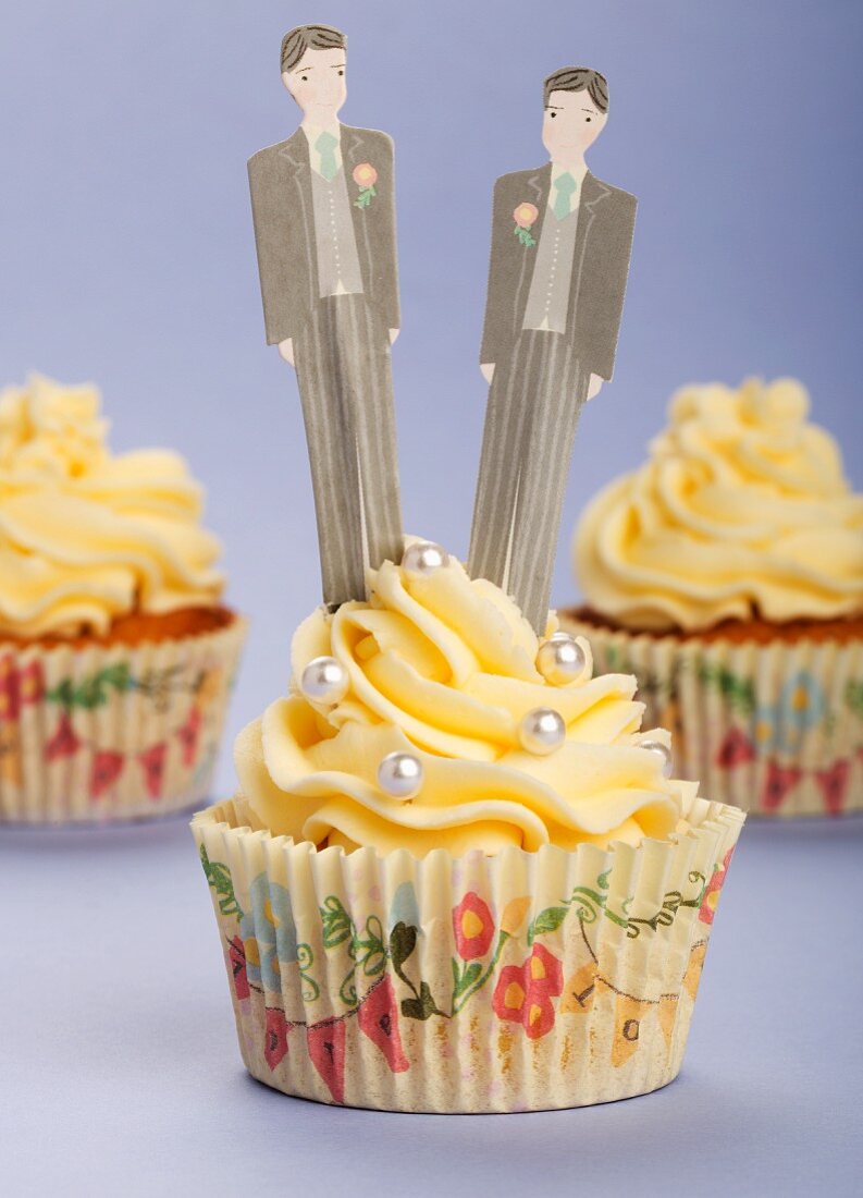 Hochzeits-Cupcakes mit Buttercreme und Silberperlen