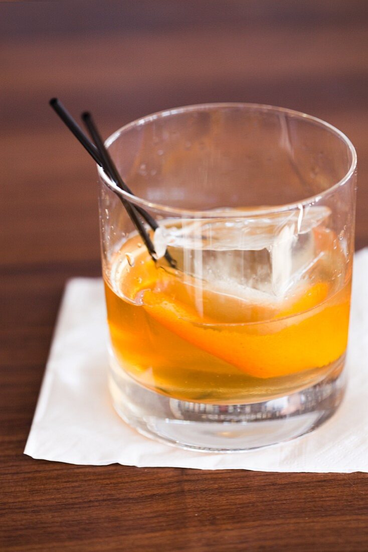 Cocktail mit Eis und Orangenschale