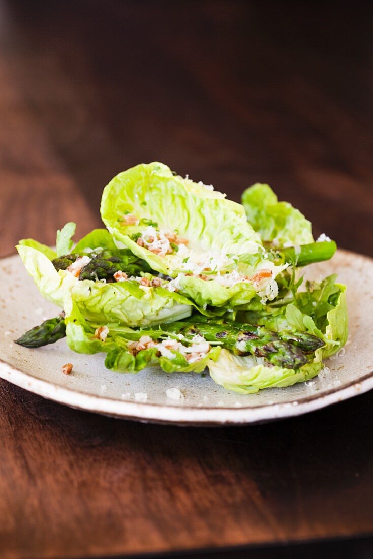 Kopfsalat mit gegrilltem Spargel, Pecorino, Parmesan und Dinkel