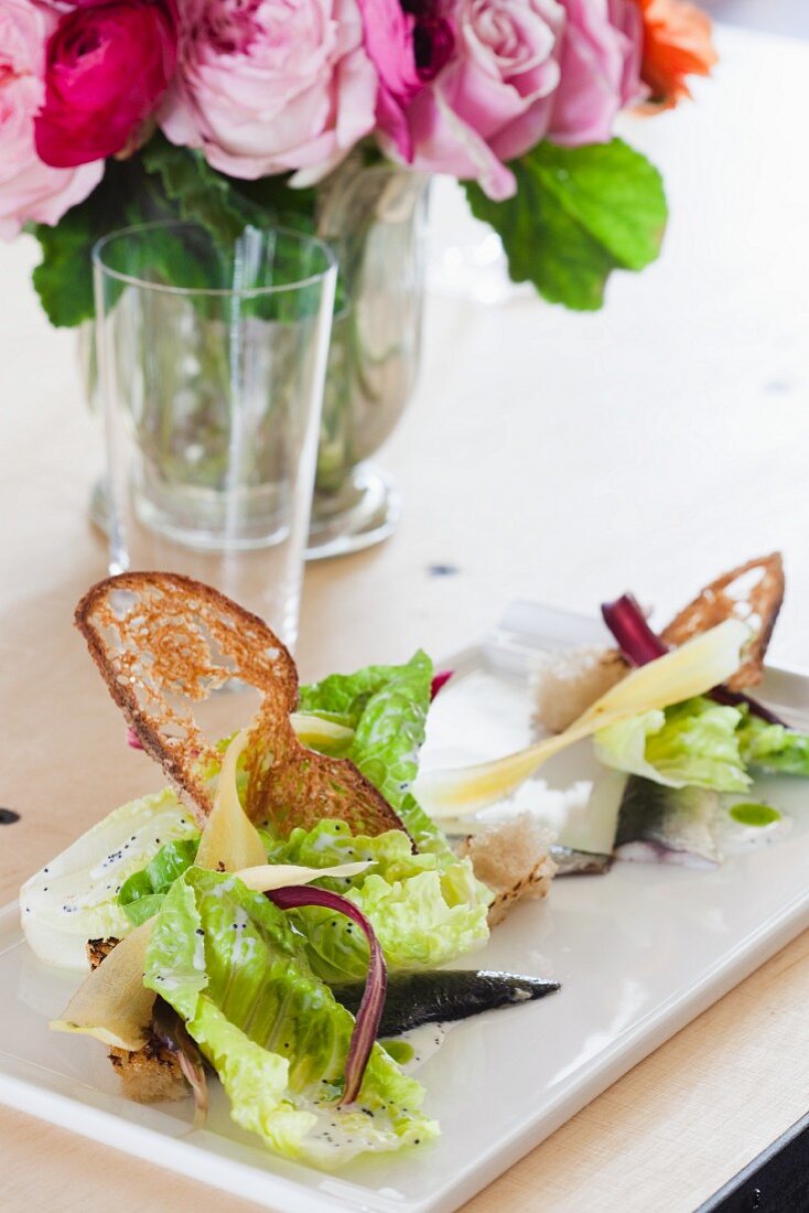 Kleiner Salat mit Sardinen und Brotchips