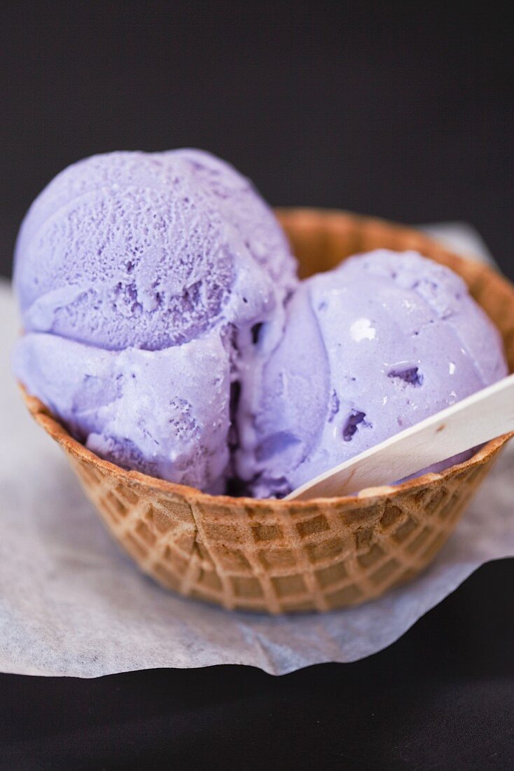 Violettes Eis aus Trüffelkartoffeln
