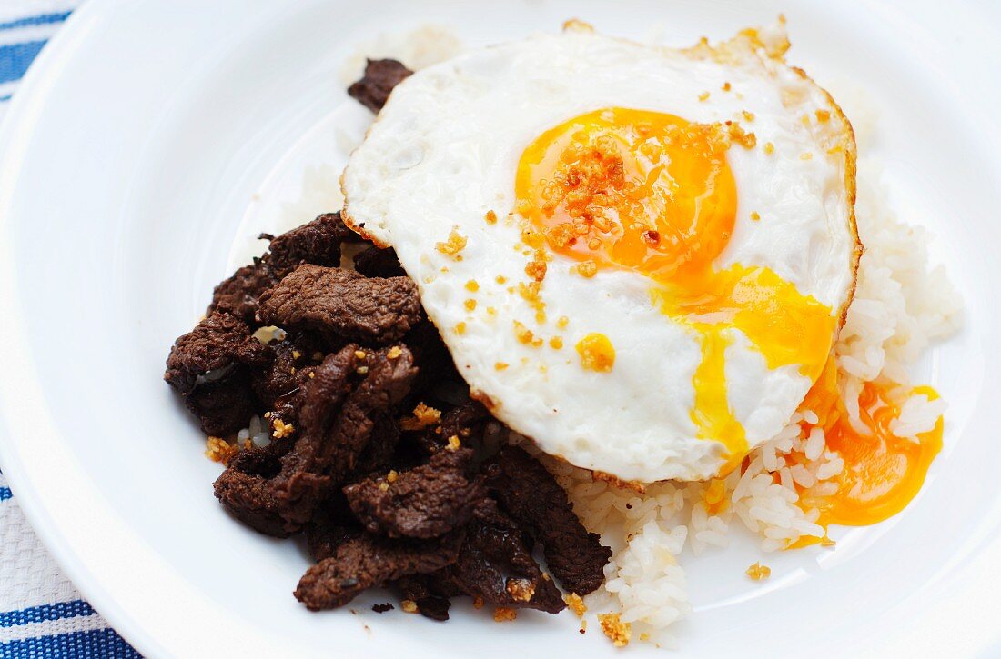 Tapsilog (Rindfleisch mit Reis und Spiegelei - traditionelles Frühstück von den Philippinen)