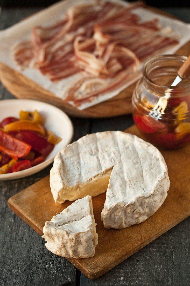 Brie with peppers and bacon