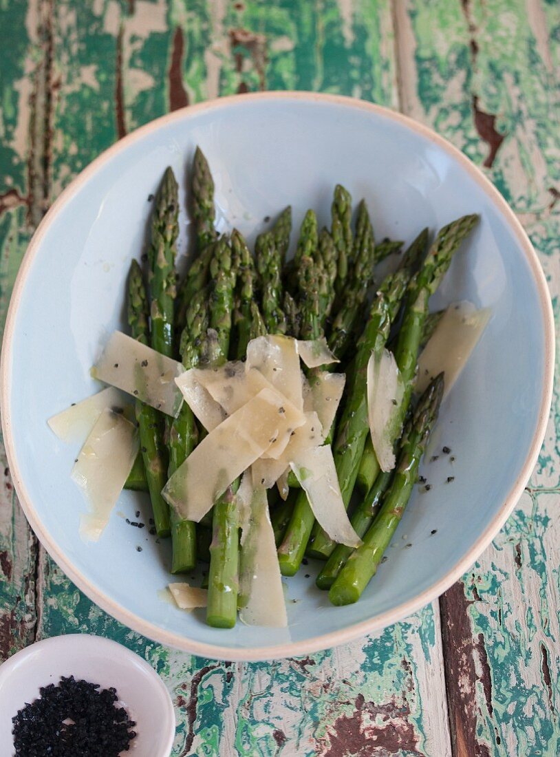 Grilled green asparagus with parmesan shavings