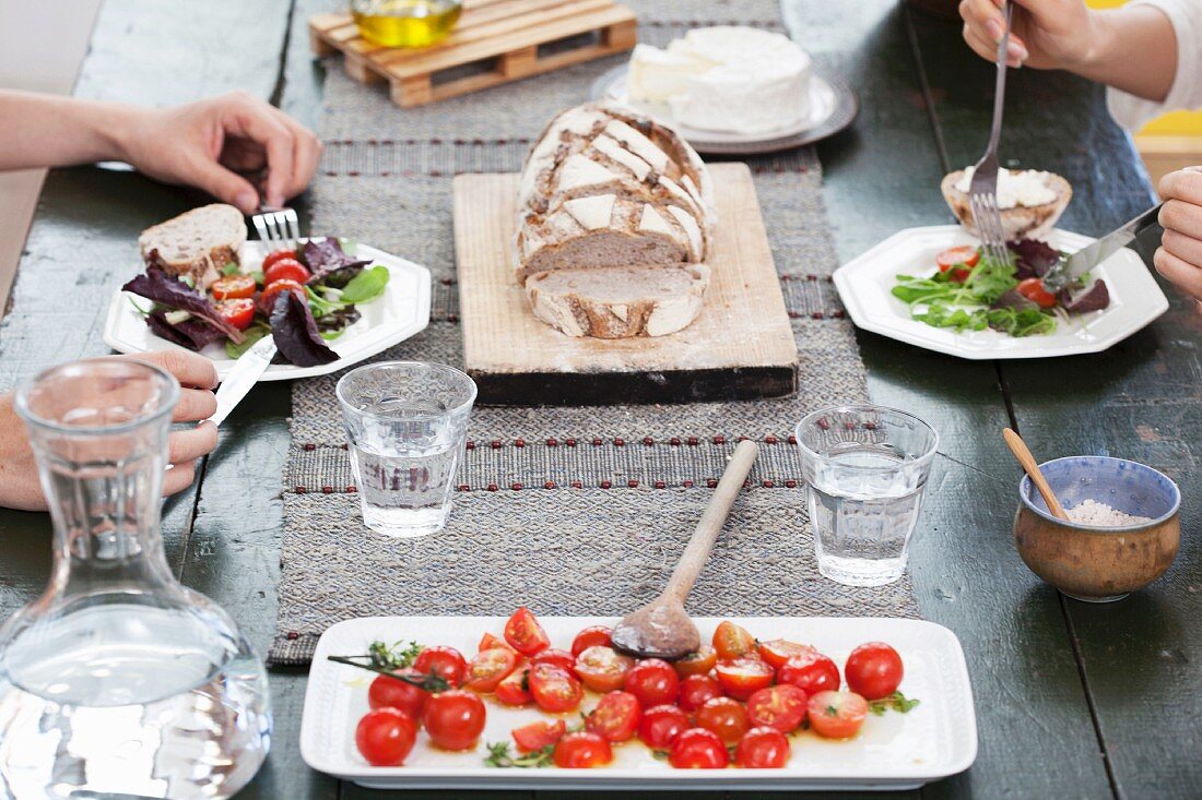 Pärchen isst Tomatensalat mit Brot