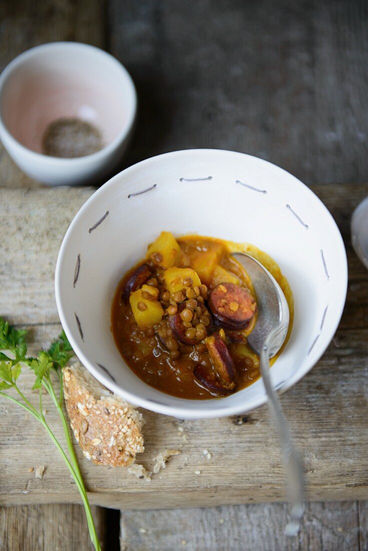 Linsencurry mit Ananas und Wurst