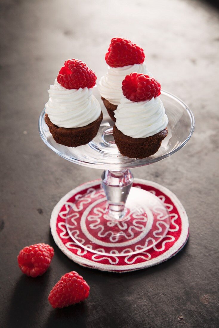 Mini cupcakes with raspberries