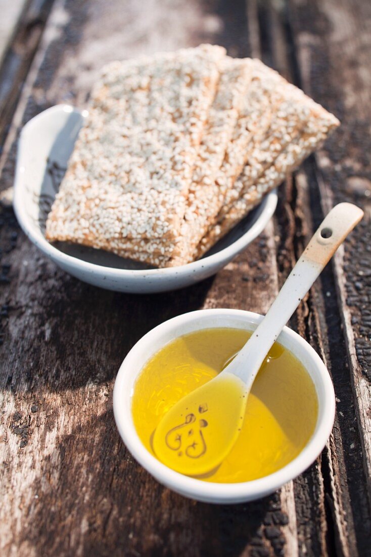 Olivenöl und Sesambrot