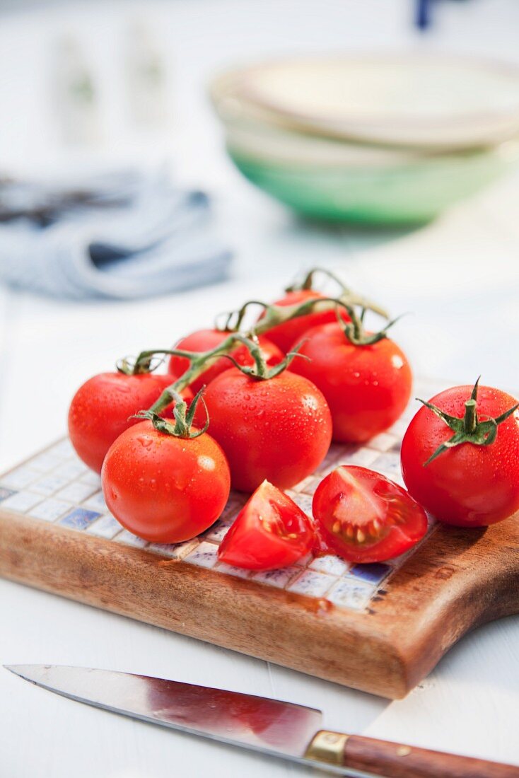 Tomaten auf Brett mit Messer