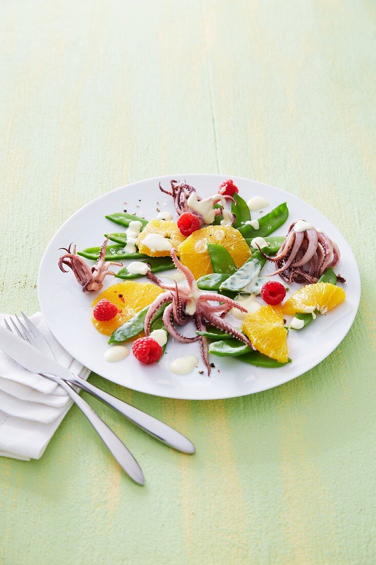 Zuckerschotensalat mit Orangen und Meeresfrüchten