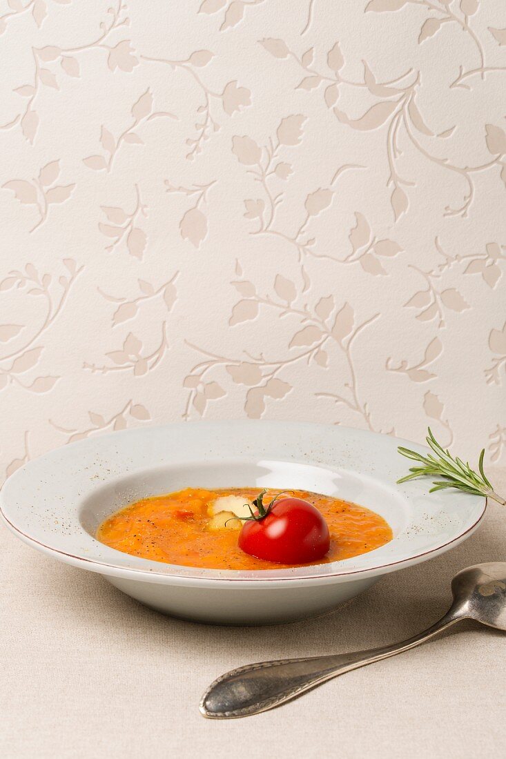 Kürbis-Tomaten-Suppe mit Ingwer