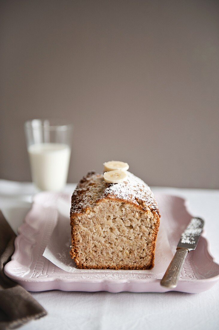 Bananenbrot mit Puderzucker