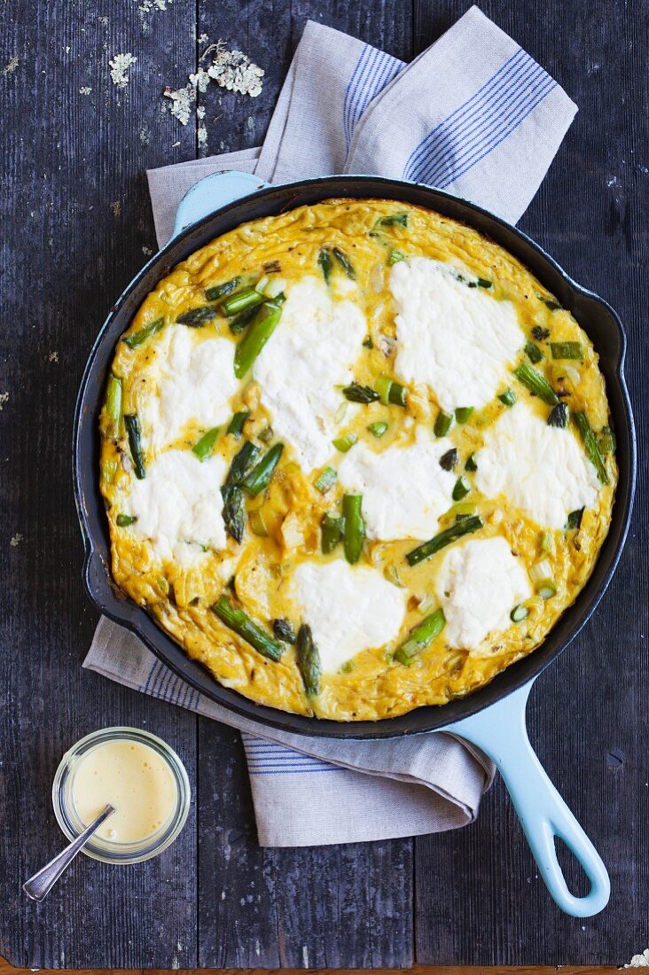 Frittata mit grünem Spargel, Ricotta und Kräutern