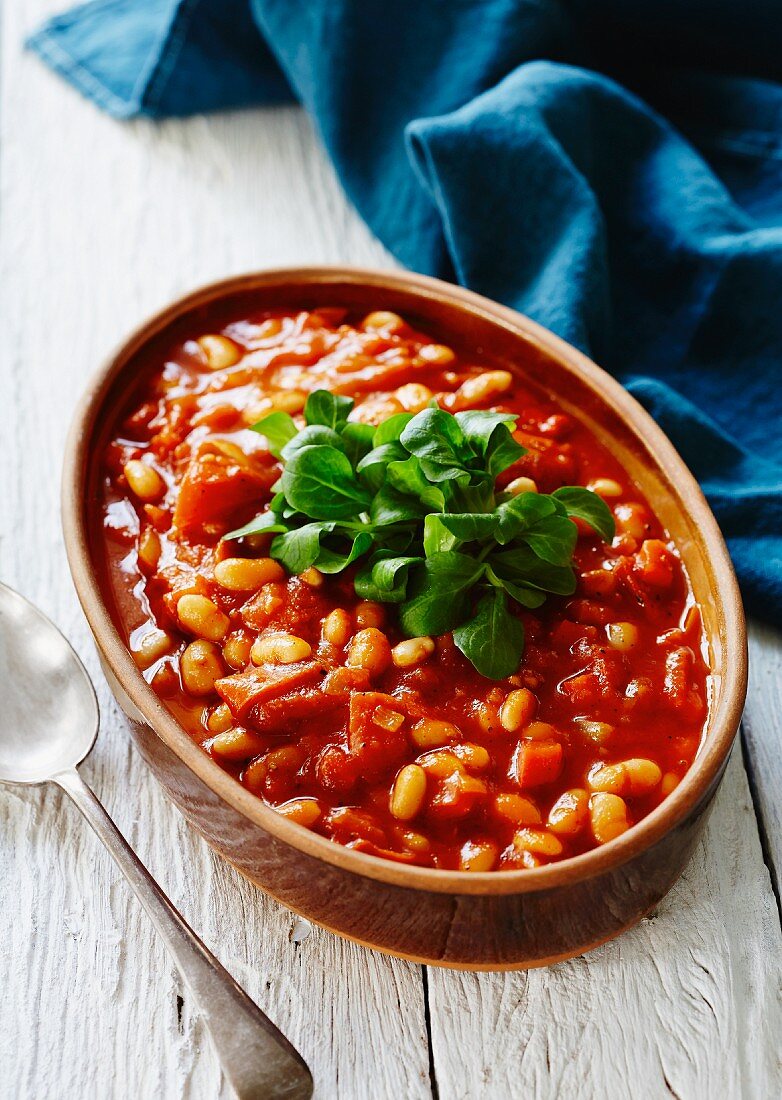 Baked beans garnished with lamb's lettuce