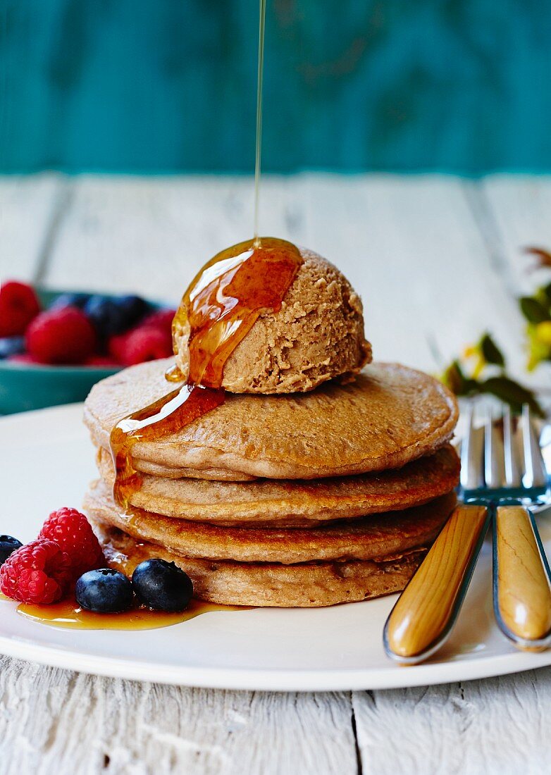 Pancakes mit Eis, Ahornsyrup und Beeren