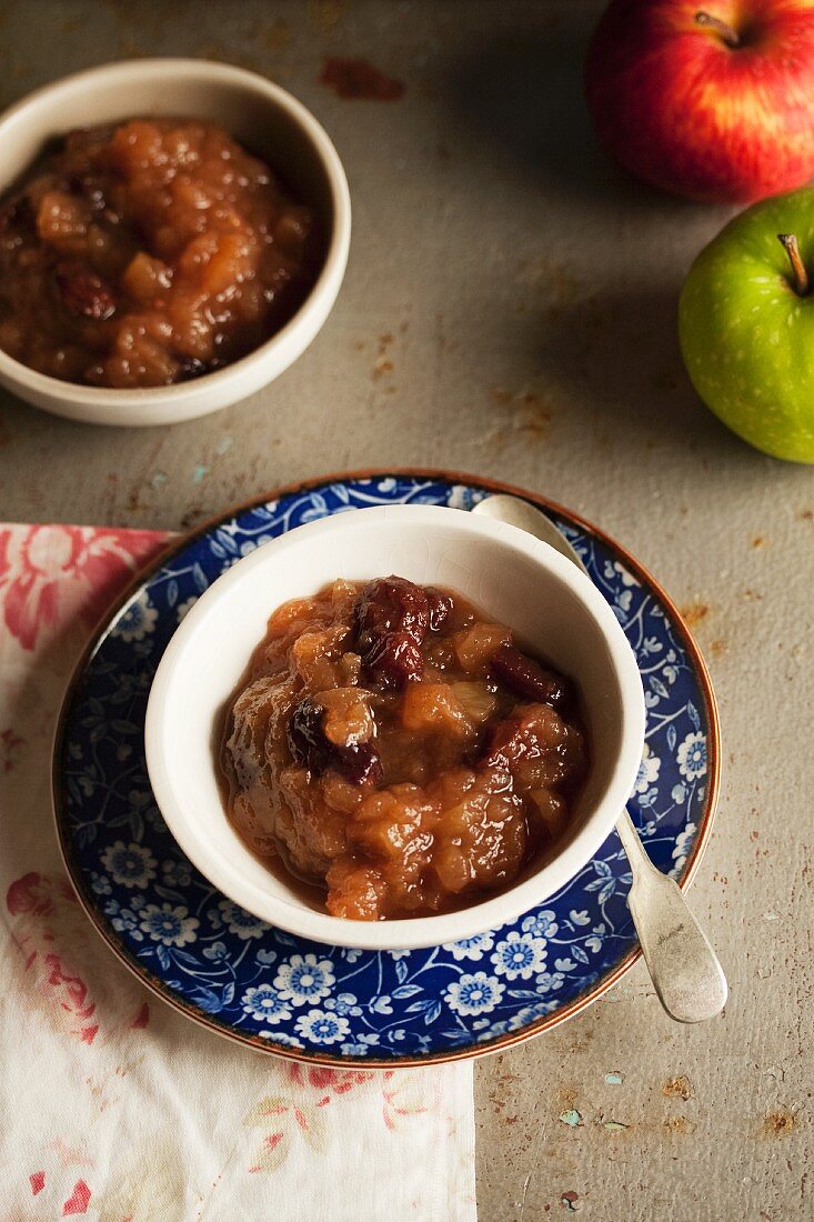 Apple chutney and fresh apples