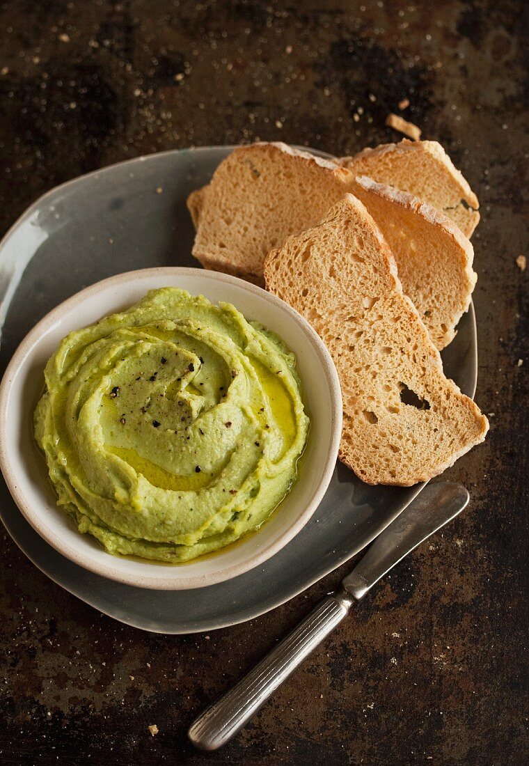 Bohnenaufstrich mit Röstbrot