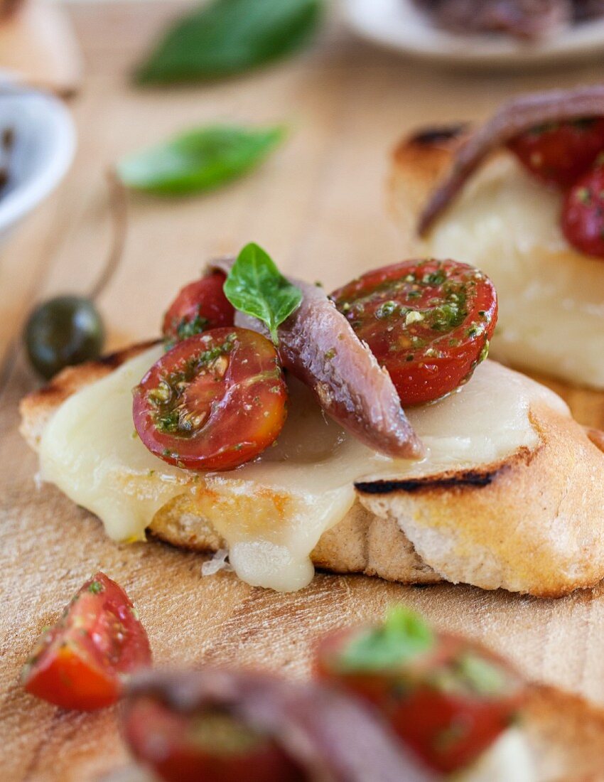 Käsetoast mit Mozzarella, Tomaten und Anchovis