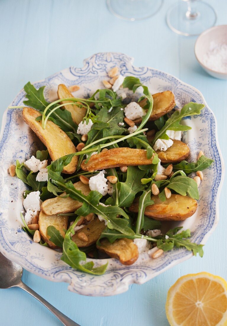 Rocket salad with roast potatoes and goat's cheese