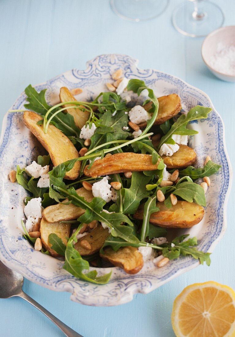 Rucolasalat mit Bratkartoffeln und Ziegenkäse