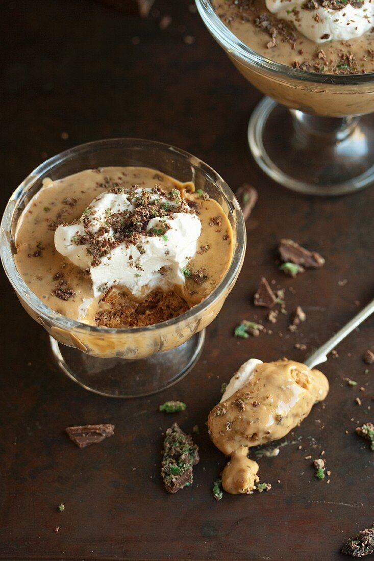 Schokoladenpudding mit Pfefferminz-Crispies