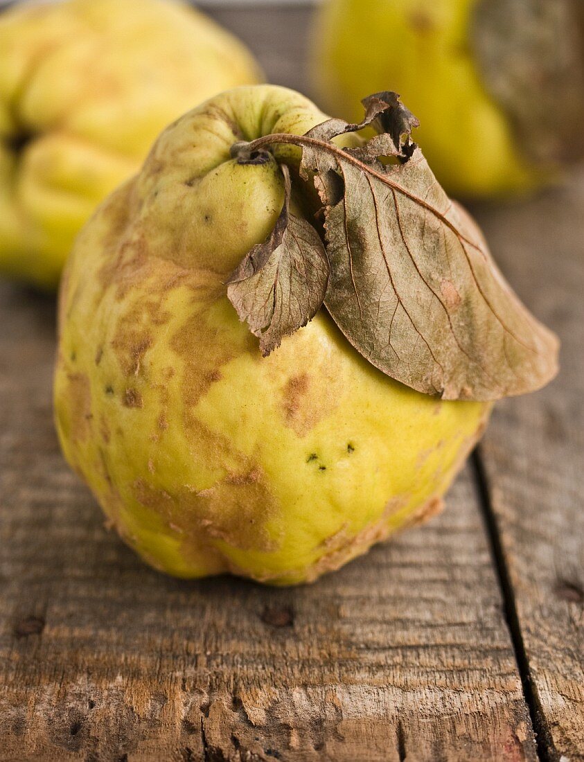 Fresh quinces with leaves (close-up)
