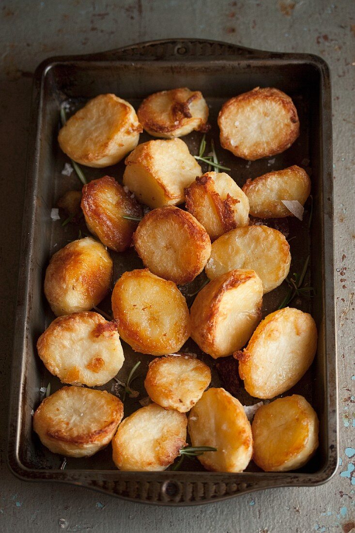 Bratkartoffeln mit Rosmarin in einer Reine