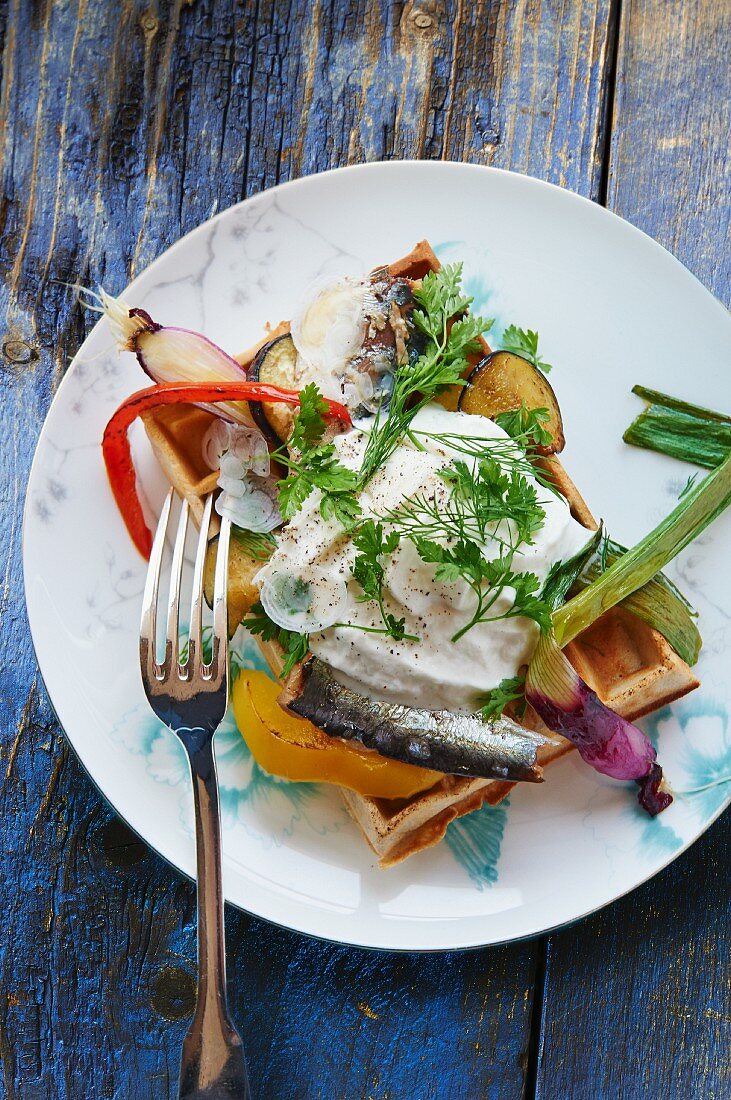 Waffel mit Sardinen und Paprikaschoten