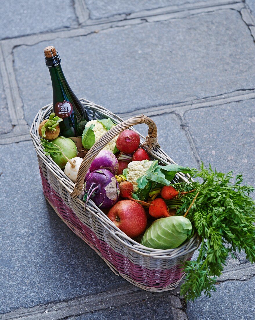 Gemüse, Obst und Apfelwein im Korb