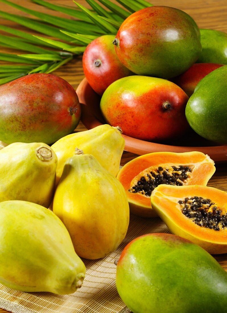 Frische Mangos und Papayas