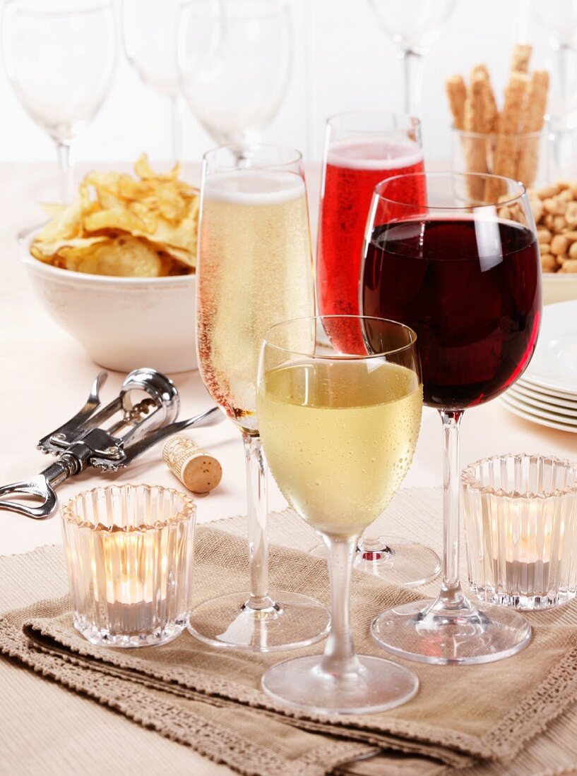 Verschiedene Wein- und Sektgläser mit Partysnacks