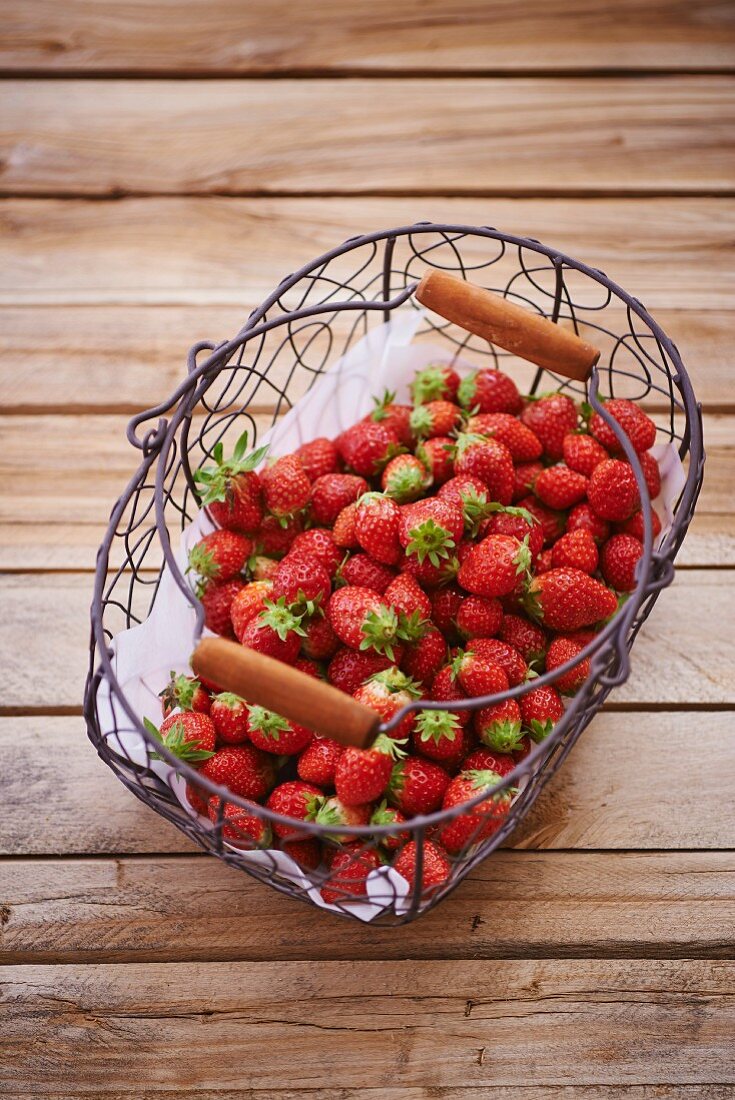 Viele frische Erdbeeren im Drahtkorb