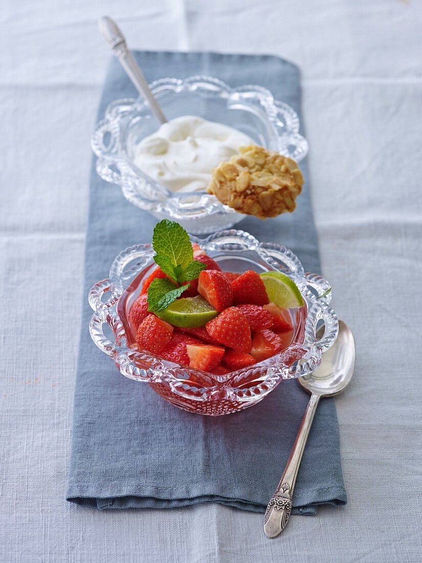 Frische Erdbeeren mit Limetten, Sahne und Mandelplätzchen