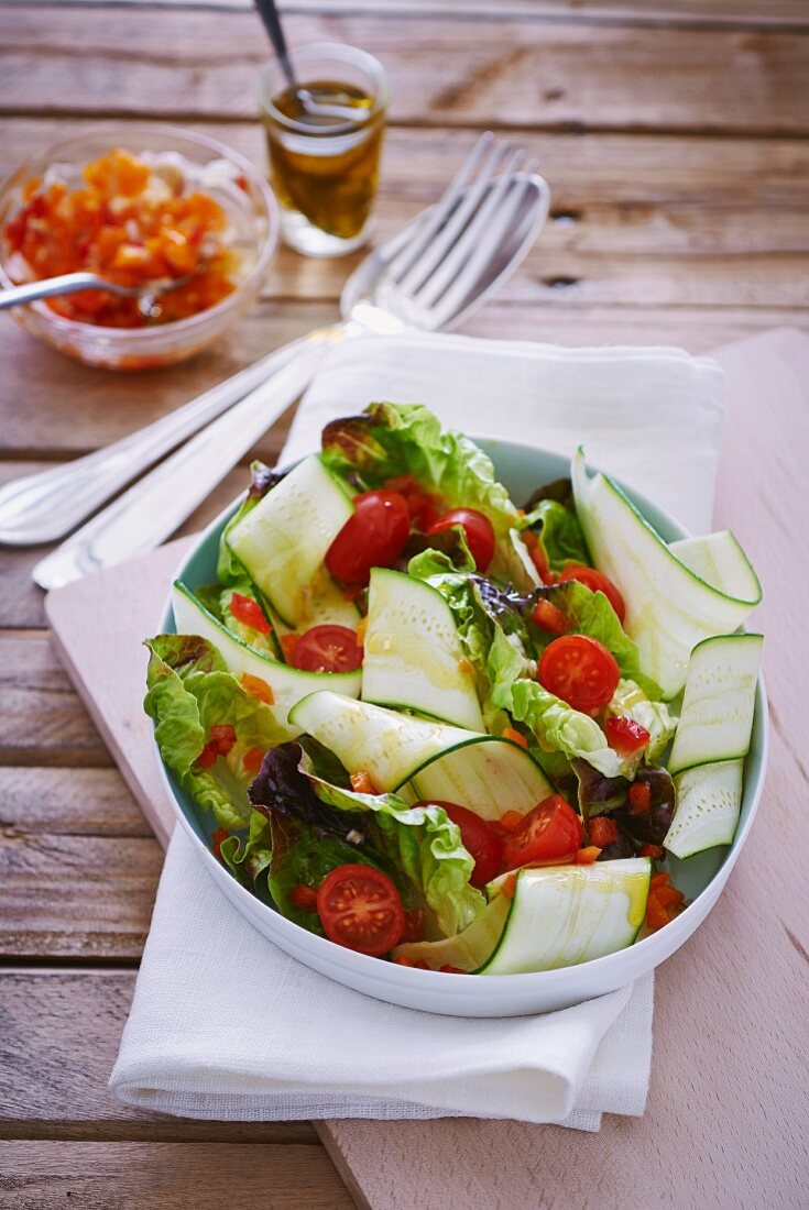 Zucchinisalat mit Tomaten und Paprika