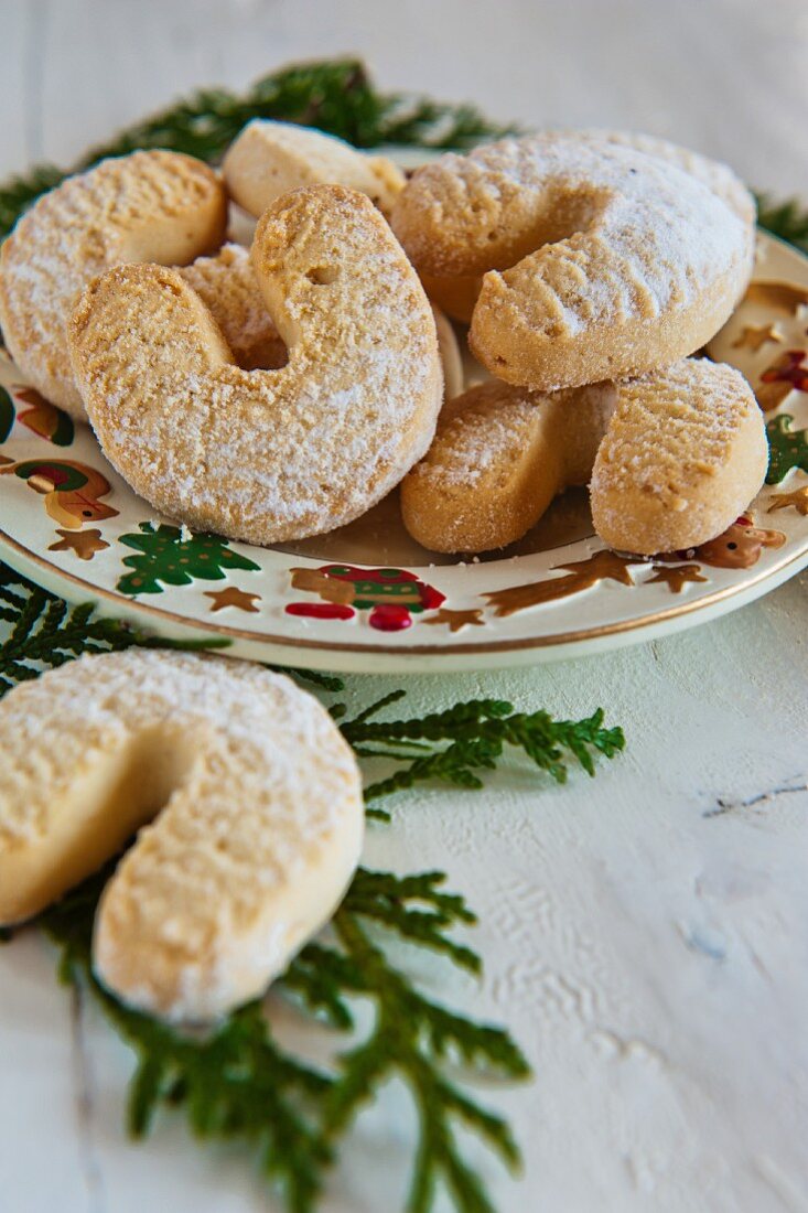 Vanillekipferl (cresent-shaped vanilla biscuits) on a Christmassy plate