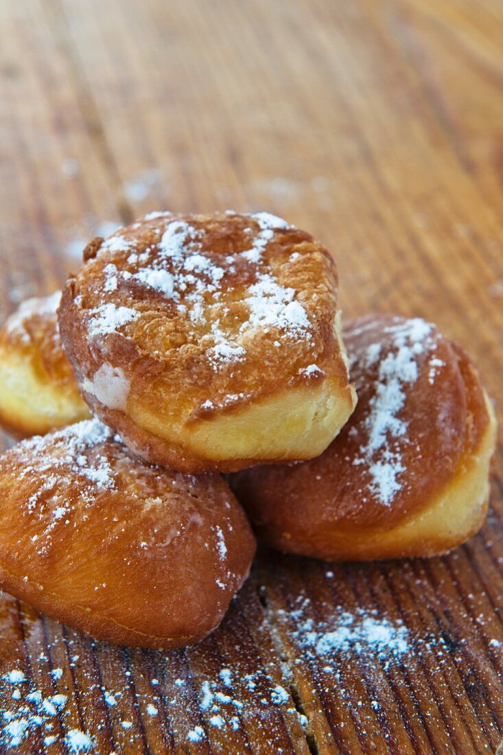 Doughnuts with icing sugar (close-up)