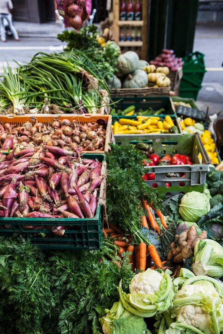 Verschiedene Gemüsesteigen auf dem Markt