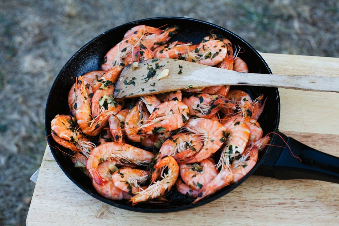 Fried king prawns with garlic and parsley