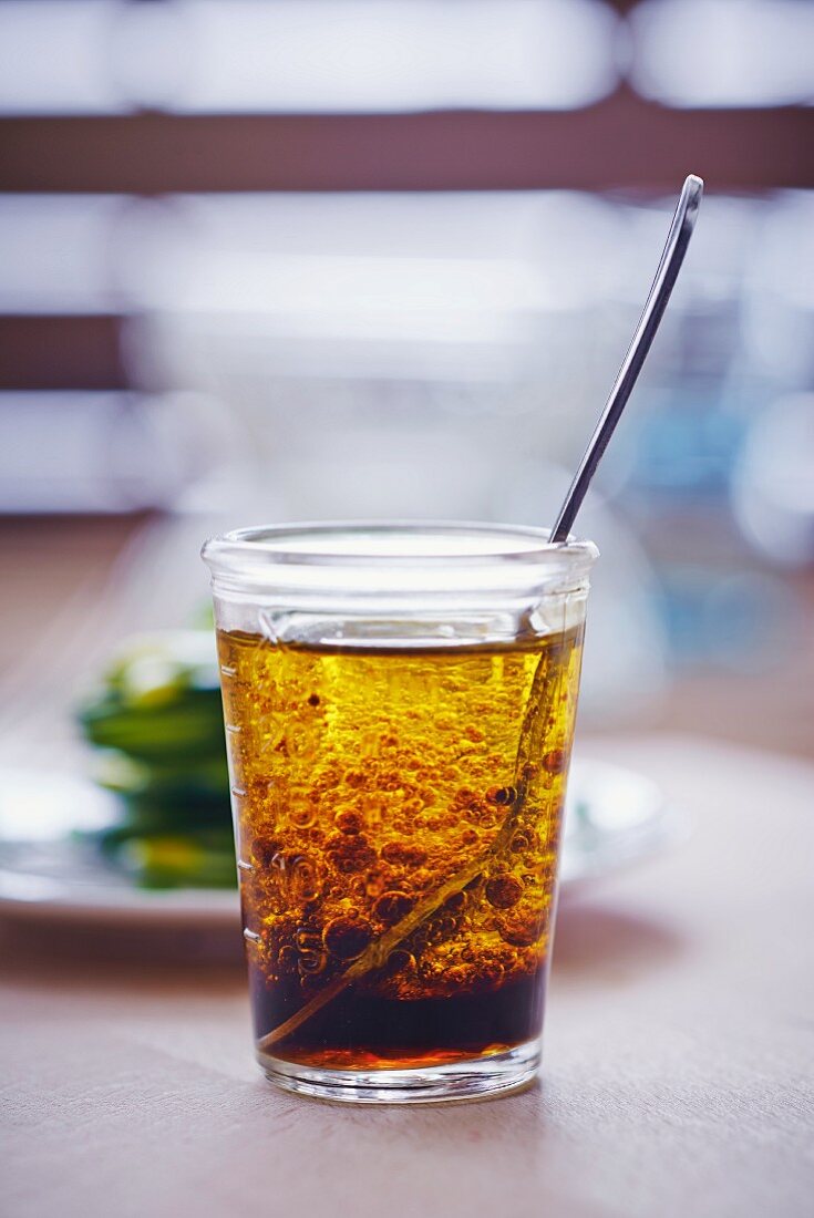 Vinaigrette im Glas mit Löffel