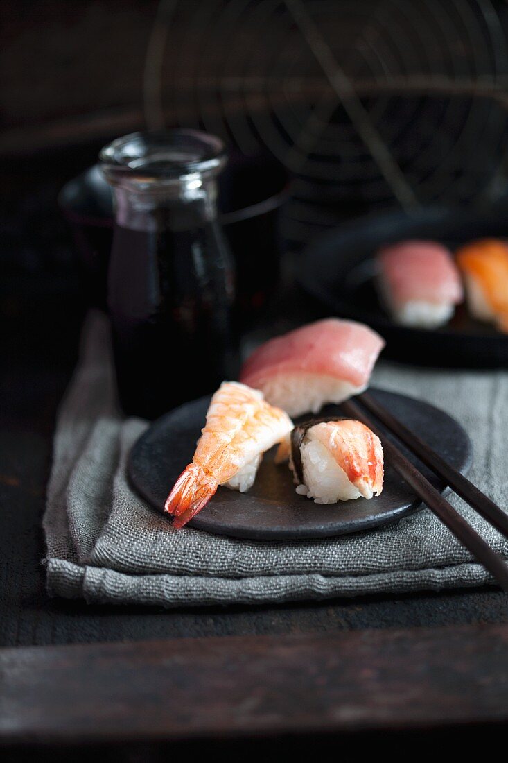 Nigiri-Sushi mit Garnele, Krebsfleisch und Thunfisch